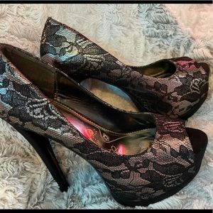 98 Degree metalíc lace heels